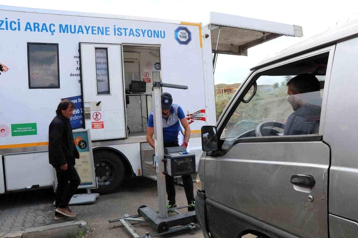 Oltu'da gezici araç muayene aracı araç sahiplerine büyük kolaylık sağlıyor