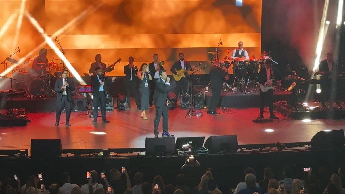 Yunan sanatçı Konstantinos Argiros Harbiye'de konser verdi
