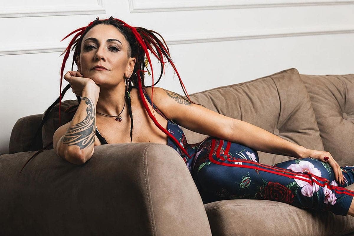 Rock müziğin asi kızı Özlem Tekin yıllar sonra kameraya yakalandı
