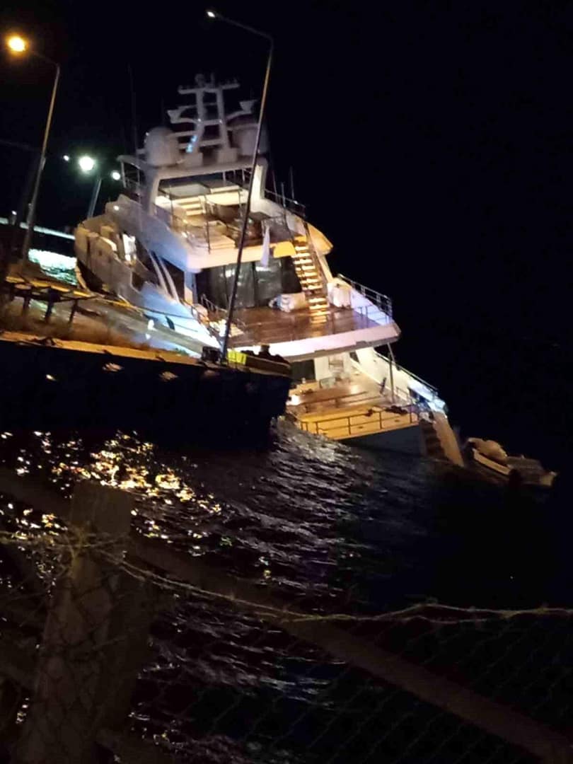 Sinop'ta lüks yat su alarak yan yattı: 6 mürettebat kurtarıldı